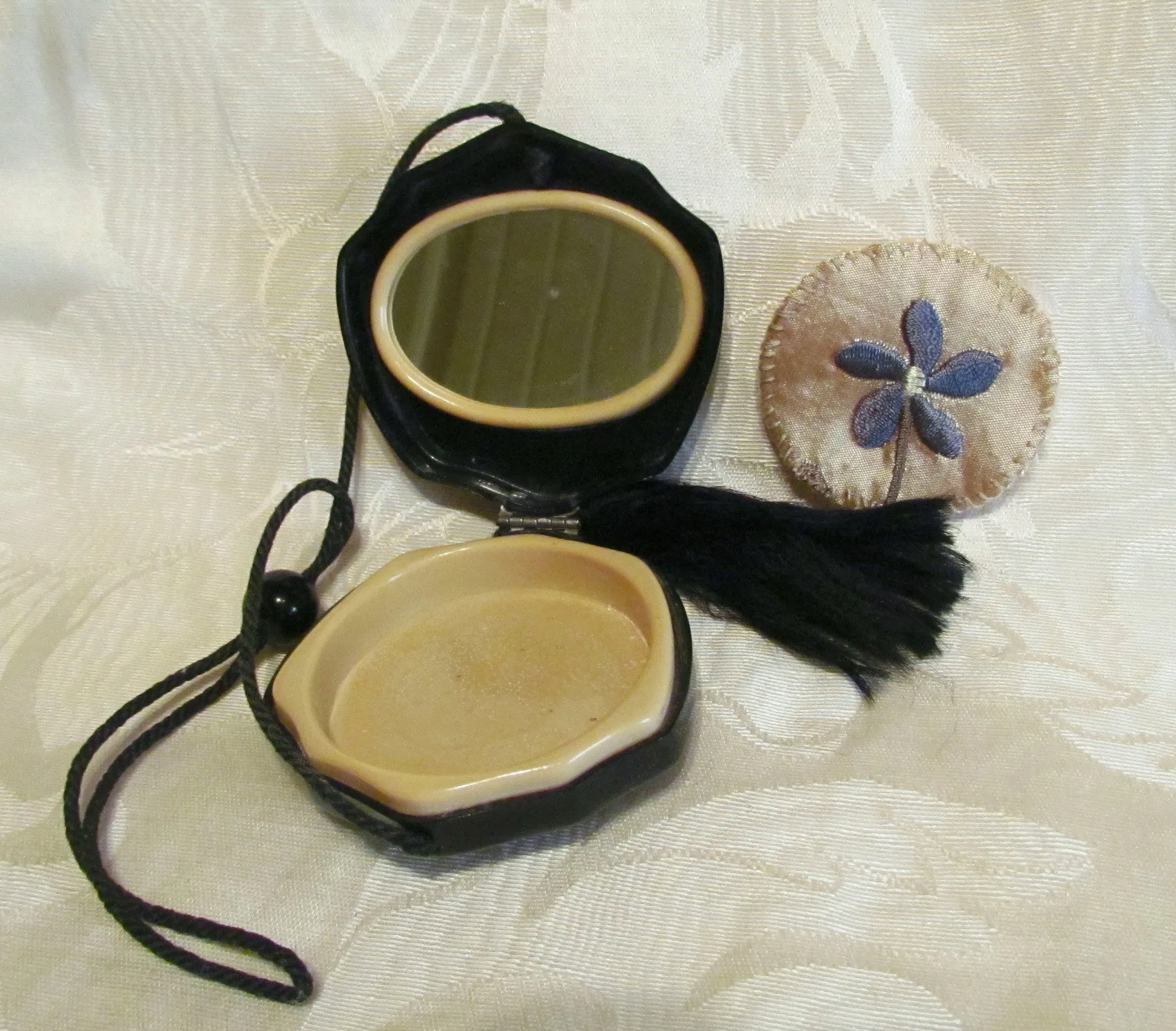 1920s Celluloid Compact Purse Art Deco Wristlet Purse Rare Flapper Rhinestone Compact In Excellent Condition